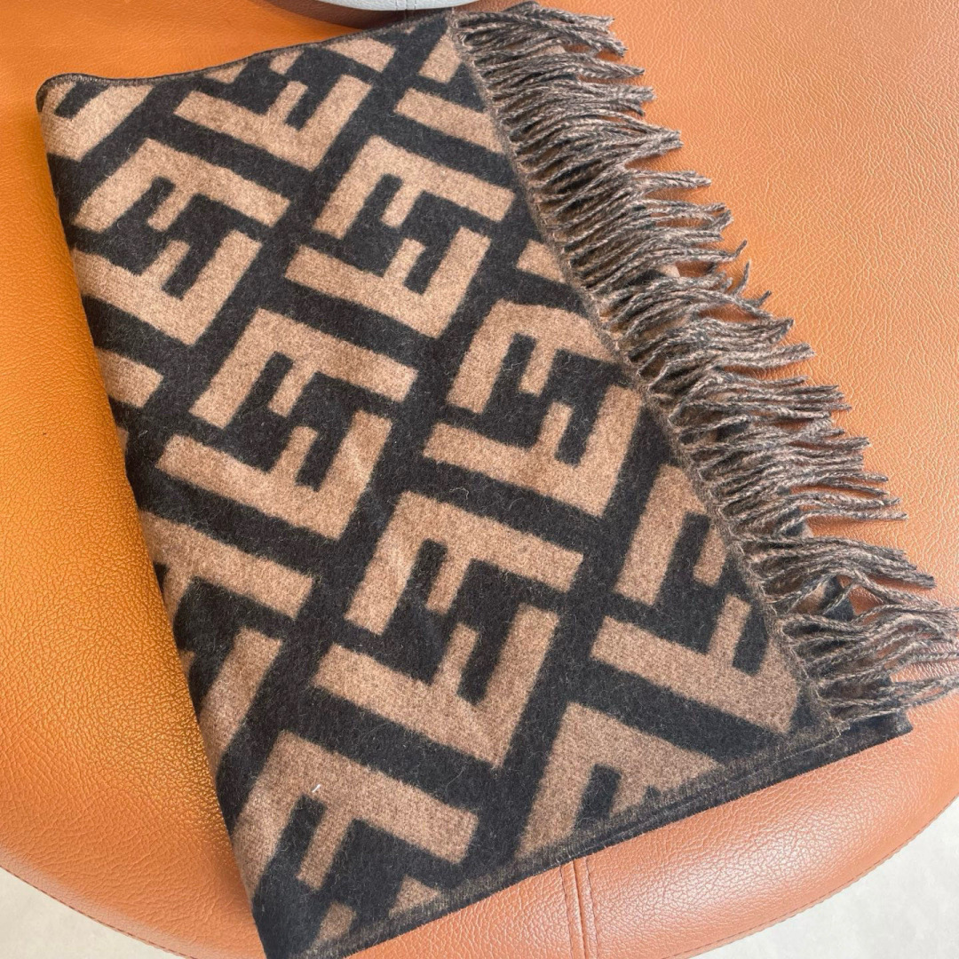Fendi FENDI · 芬迪 最能碰撞出高级感 双F绝对是今年 圈最炙手可热的潮流风向标 最流行的老花FF元素风格