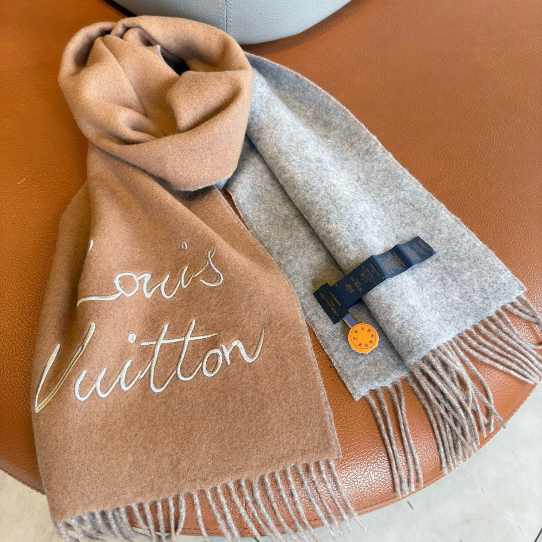 Louis Vuitton 独家首发，围巾取材绵羊毛，以拉绒处理营造舒适暖意。手写体路易威登字母标识点睛一隅，为日常造型注入潮流格调