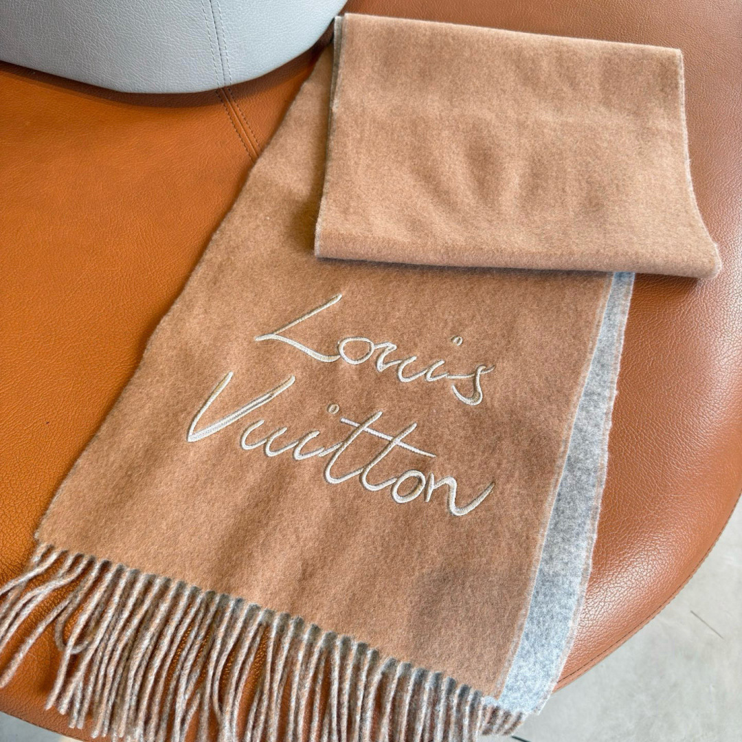 Louis Vuitton 独家首发，围巾取材绵羊毛，以拉绒处理营造舒适暖意。手写体路易威登字母标识点睛一隅，为日常造型注入潮流格调