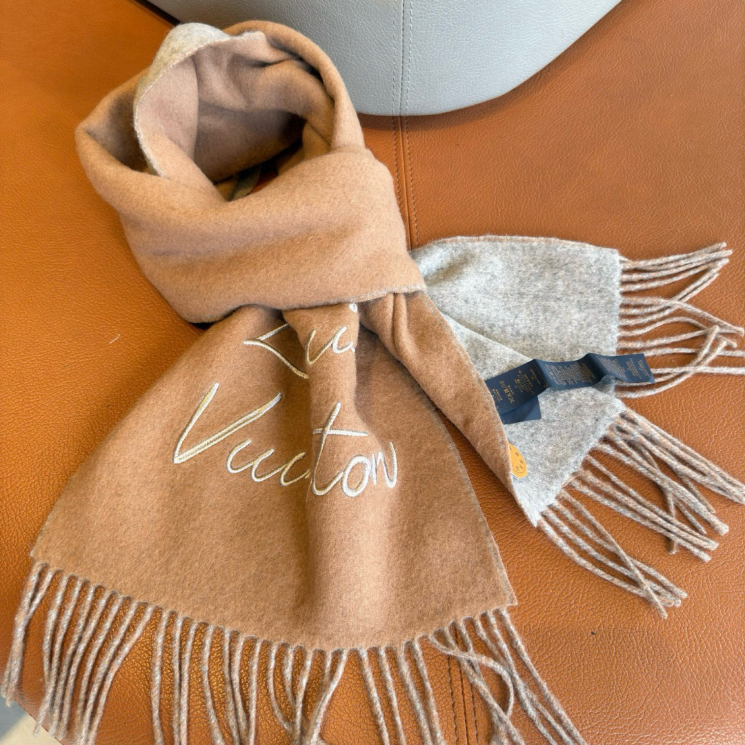 Louis Vuitton 独家首发，围巾取材绵羊毛，以拉绒处理营造舒适暖意。手写体路易威登字母标识点睛一隅，为日常造型注入潮流格调