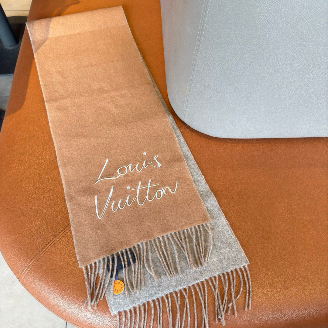 Louis Vuitton 独家首发，围巾取材绵羊毛，以拉绒处理营造舒适暖意。手写体路易威登字母标识点睛一隅，为日常造型注入潮流格调
