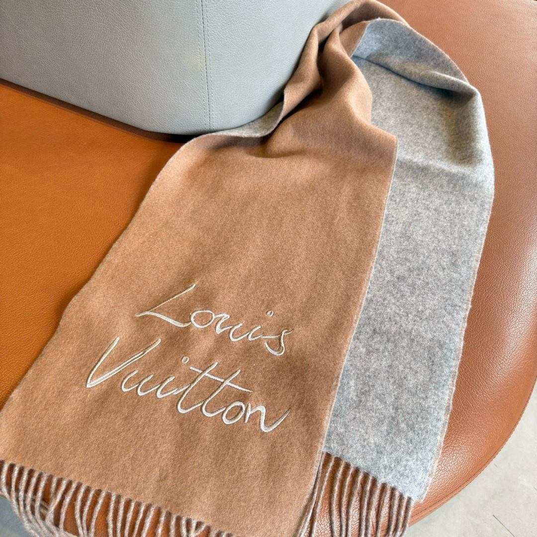 Louis Vuitton 独家首发，围巾取材绵羊毛，以拉绒处理营造舒适暖意。手写体路易威登字母标识点睛一隅，为日常造型注入潮流格调