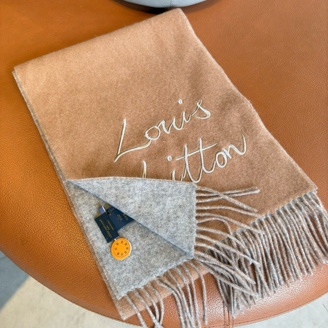 Louis Vuitton 独家首发，围巾取材绵羊毛，以拉绒处理营造舒适暖意。手写体路易威登字母标识点睛一隅，为日常造型注入潮流格调