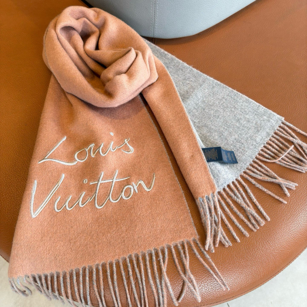 Louis Vuitton 独家首发，围巾取材绵羊毛，以拉绒处理营造舒适暖意。手写体路易威登字母标识点睛一隅，为日常造型注入潮流格调