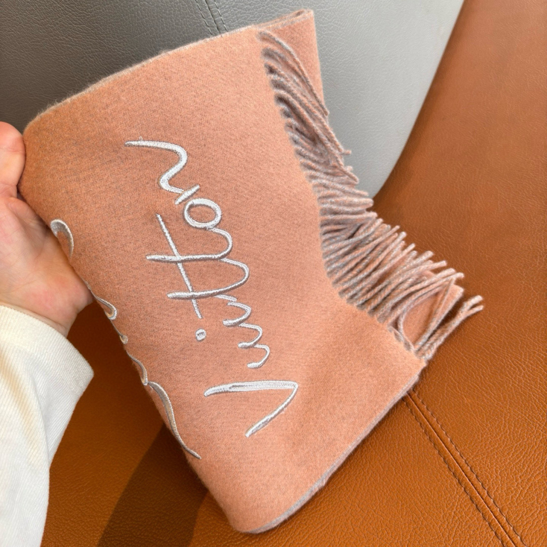 Louis Vuitton 独家首发，围巾取材绵羊毛，以拉绒处理营造舒适暖意。手写体路易威登字母标识点睛一隅，为日常造型注入潮流格调