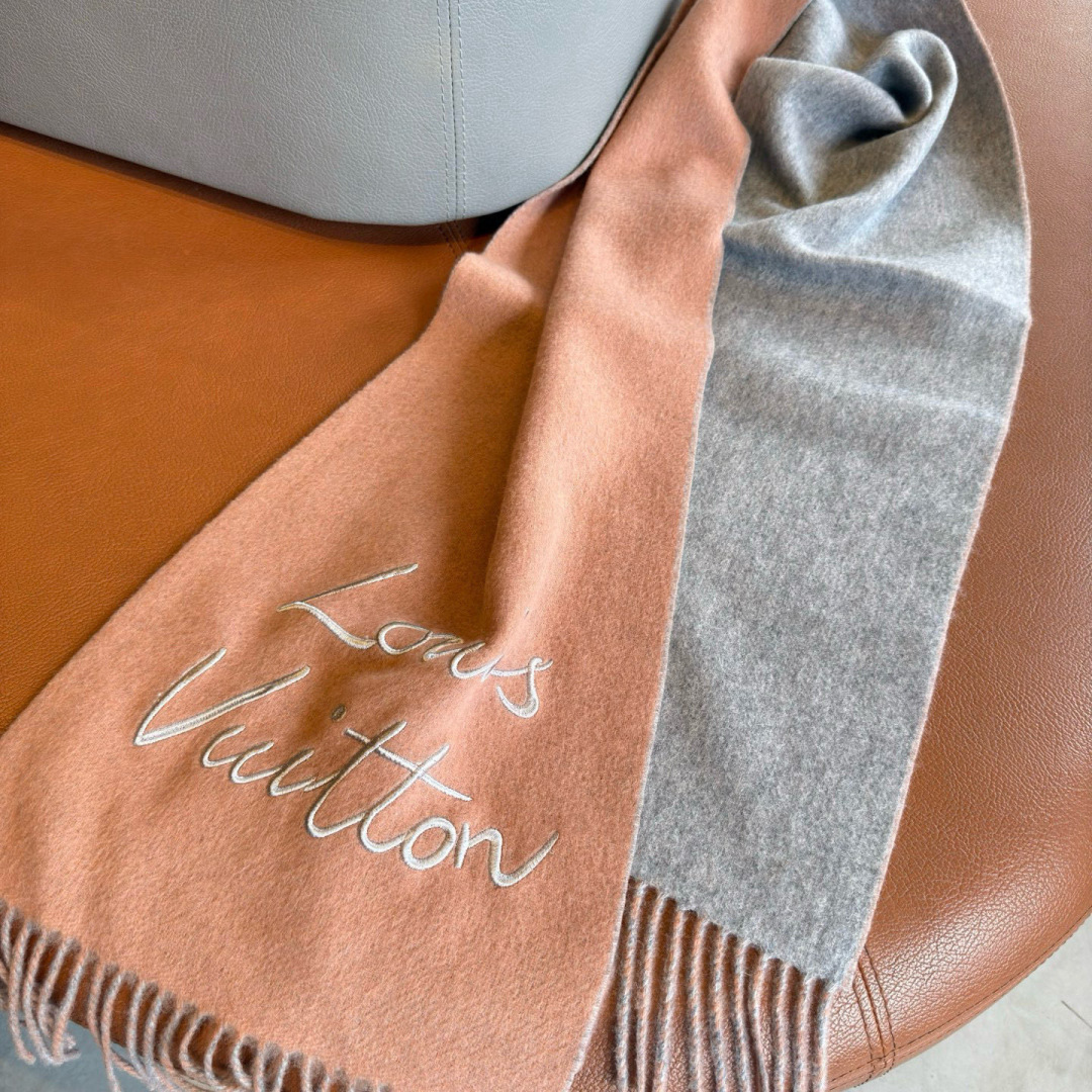 Louis Vuitton 独家首发，围巾取材绵羊毛，以拉绒处理营造舒适暖意。手写体路易威登字母标识点睛一隅，为日常造型注入潮流格调