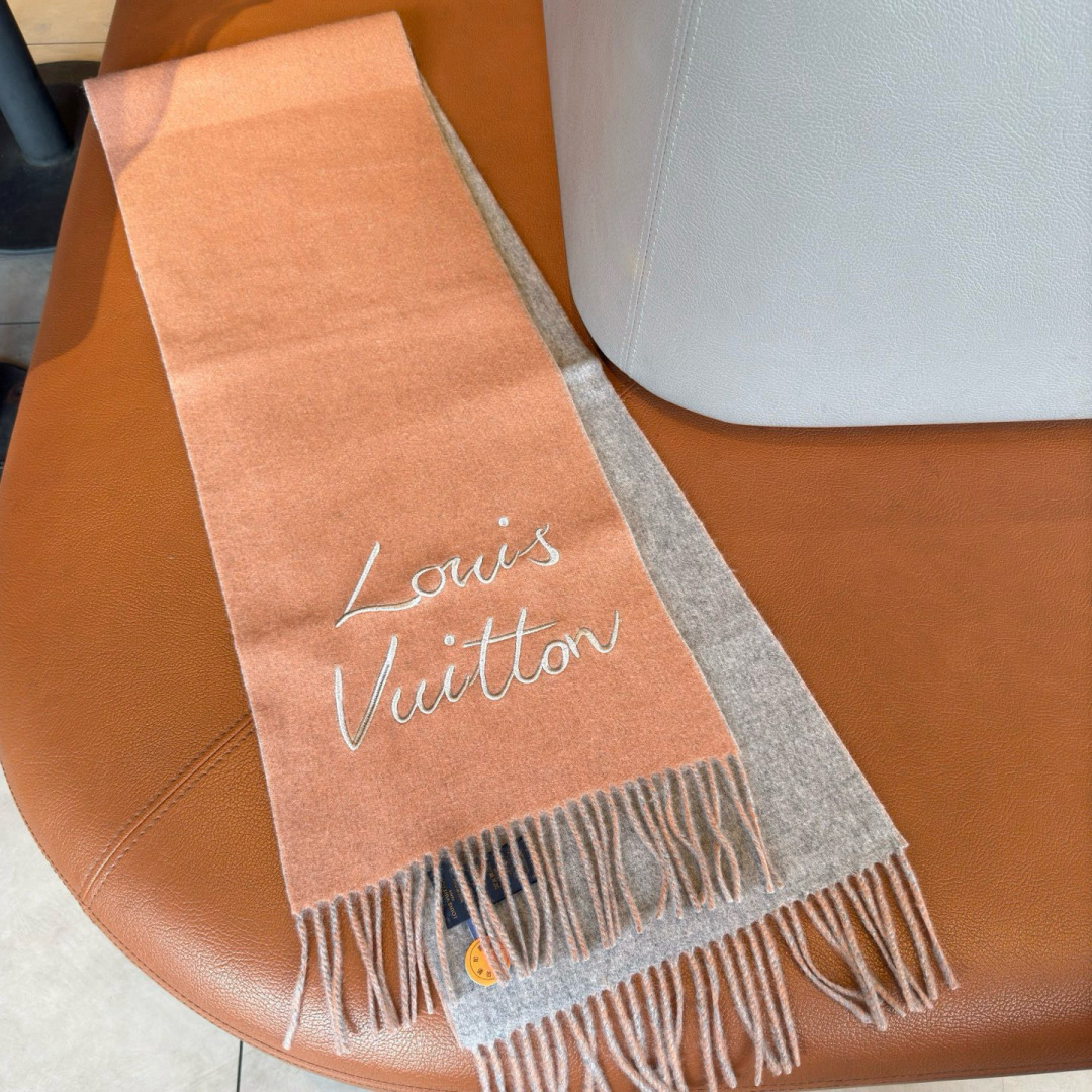 Louis Vuitton 独家首发，围巾取材绵羊毛，以拉绒处理营造舒适暖意。手写体路易威登字母标识点睛一隅，为日常造型注入潮流格调