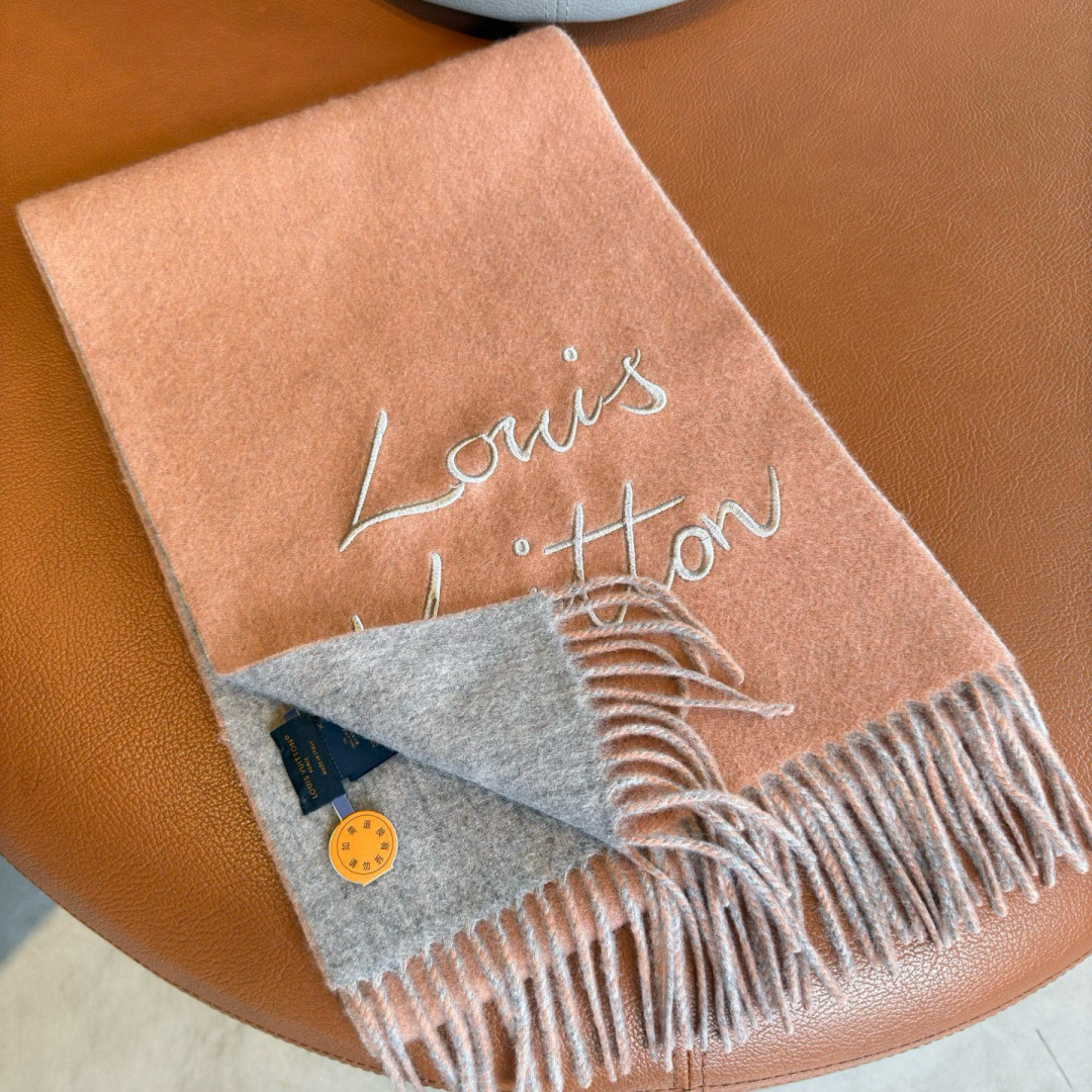 Louis Vuitton 独家首发，围巾取材绵羊毛，以拉绒处理营造舒适暖意。手写体路易威登字母标识点睛一隅，为日常造型注入潮流格调