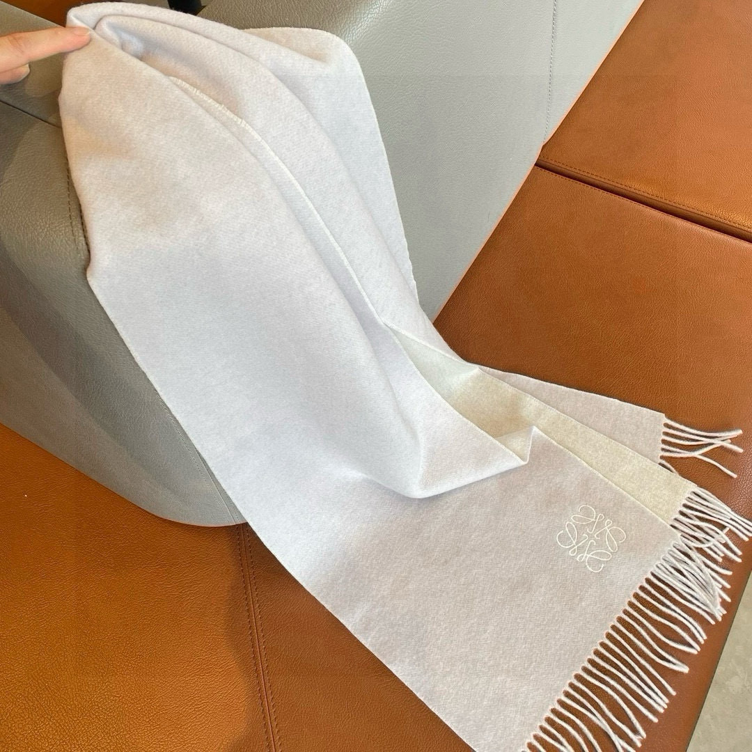 Loewe ▪▪ Loewe · 罗意威 难得一见的温柔配色 低调又不失优雅 重点推荐 双面配色