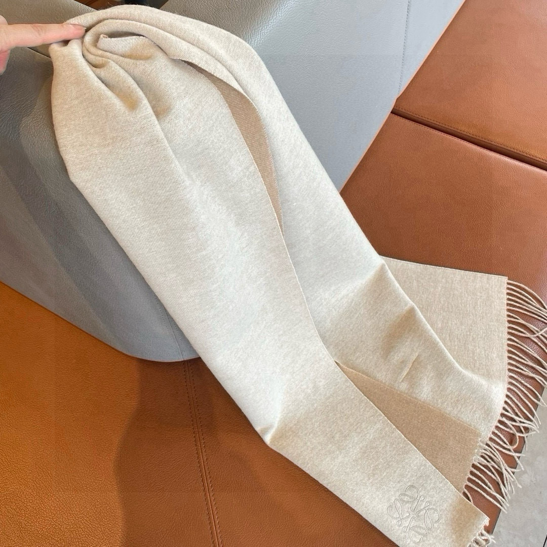 Loewe ▪▪ Loewe · 罗意威 难得一见的温柔配色 低调又不失优雅 重点推荐 双面配色