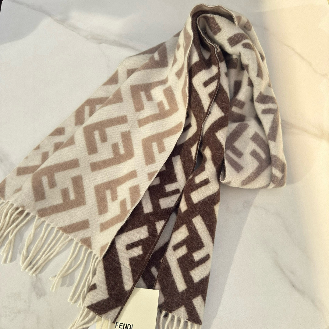 Fendi 柔软细腻的双面风格 FF 提花渐变 柔软的羊毛和羊绒材质 来自Stefano Pilati合作设计系列