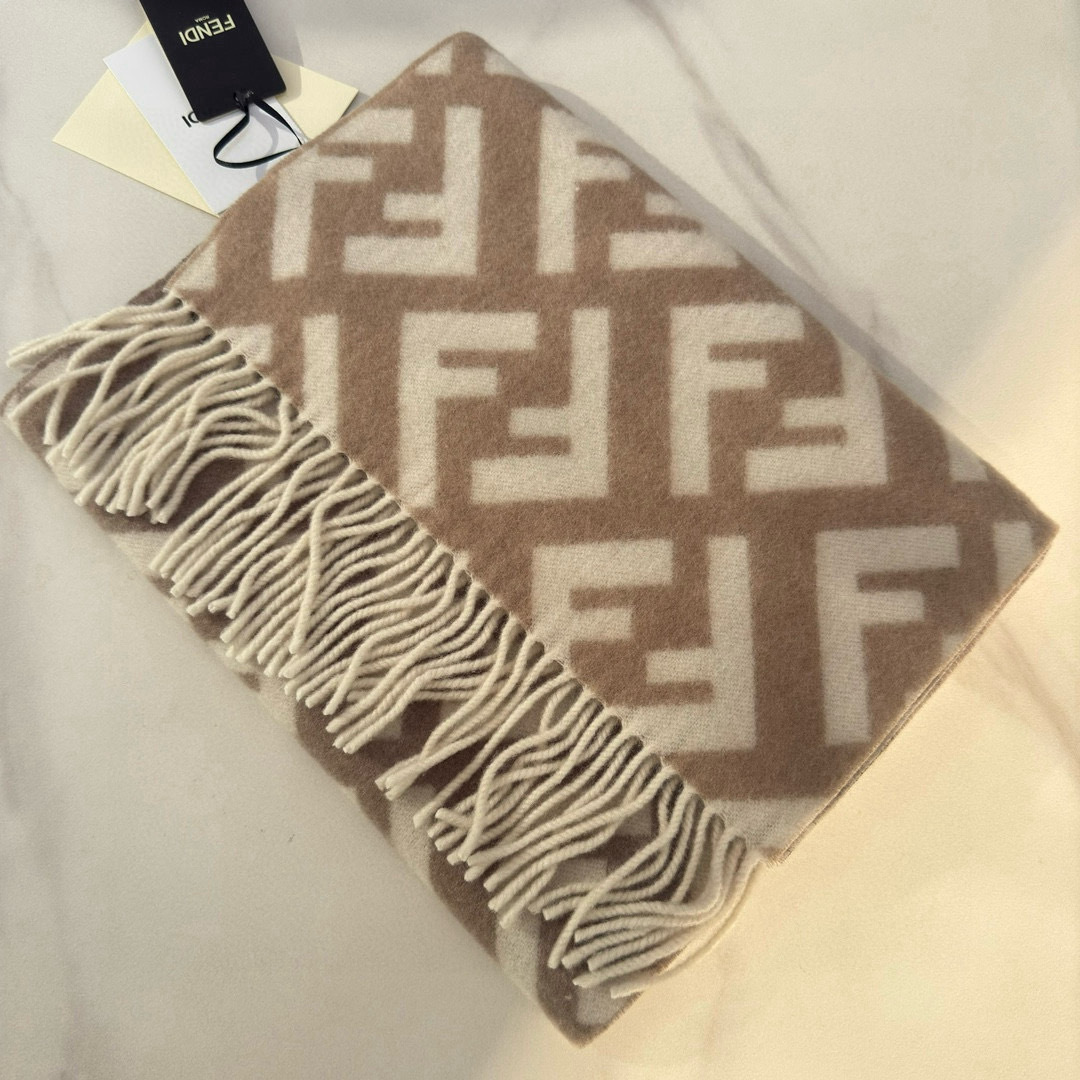 Fendi 柔软细腻的双面风格 FF 提花渐变 柔软的羊毛和羊绒材质 来自Stefano Pilati合作设计系列