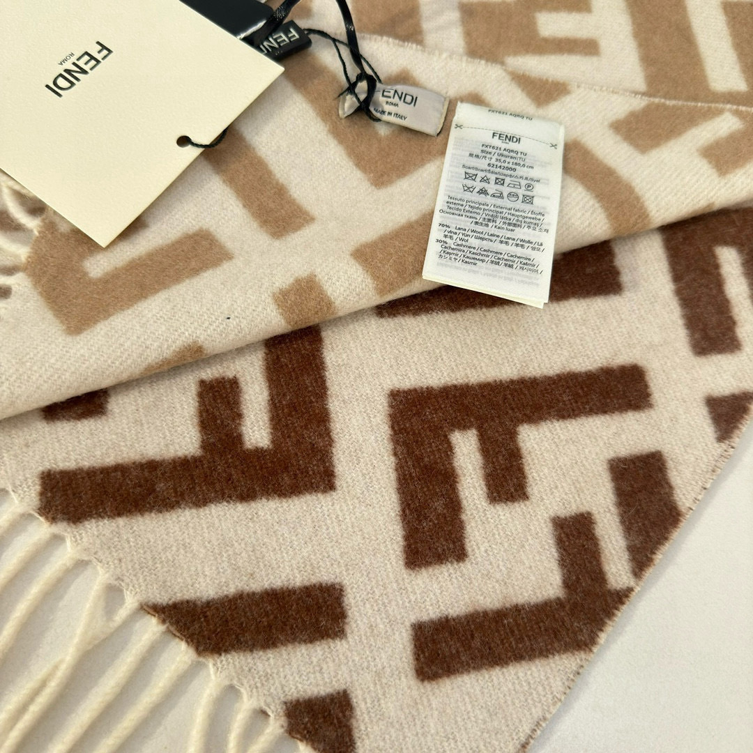 Fendi 柔软细腻的双面风格 FF 提花渐变 柔软的羊毛和羊绒材质 来自Stefano Pilati合作设计系列