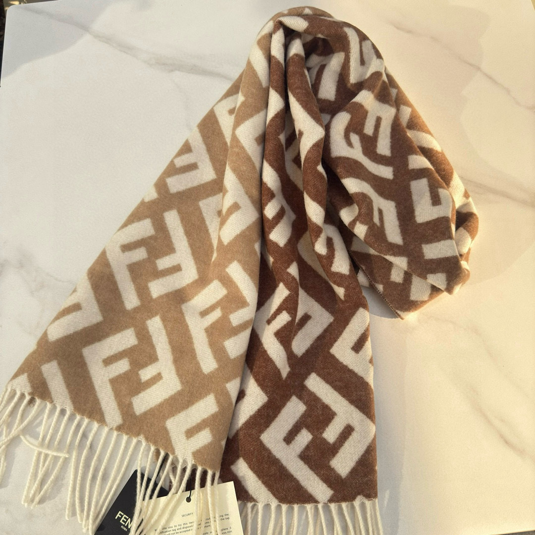 Fendi 柔软细腻的双面风格 FF 提花渐变 柔软的羊毛和羊绒材质 来自Stefano Pilati合作设计系列