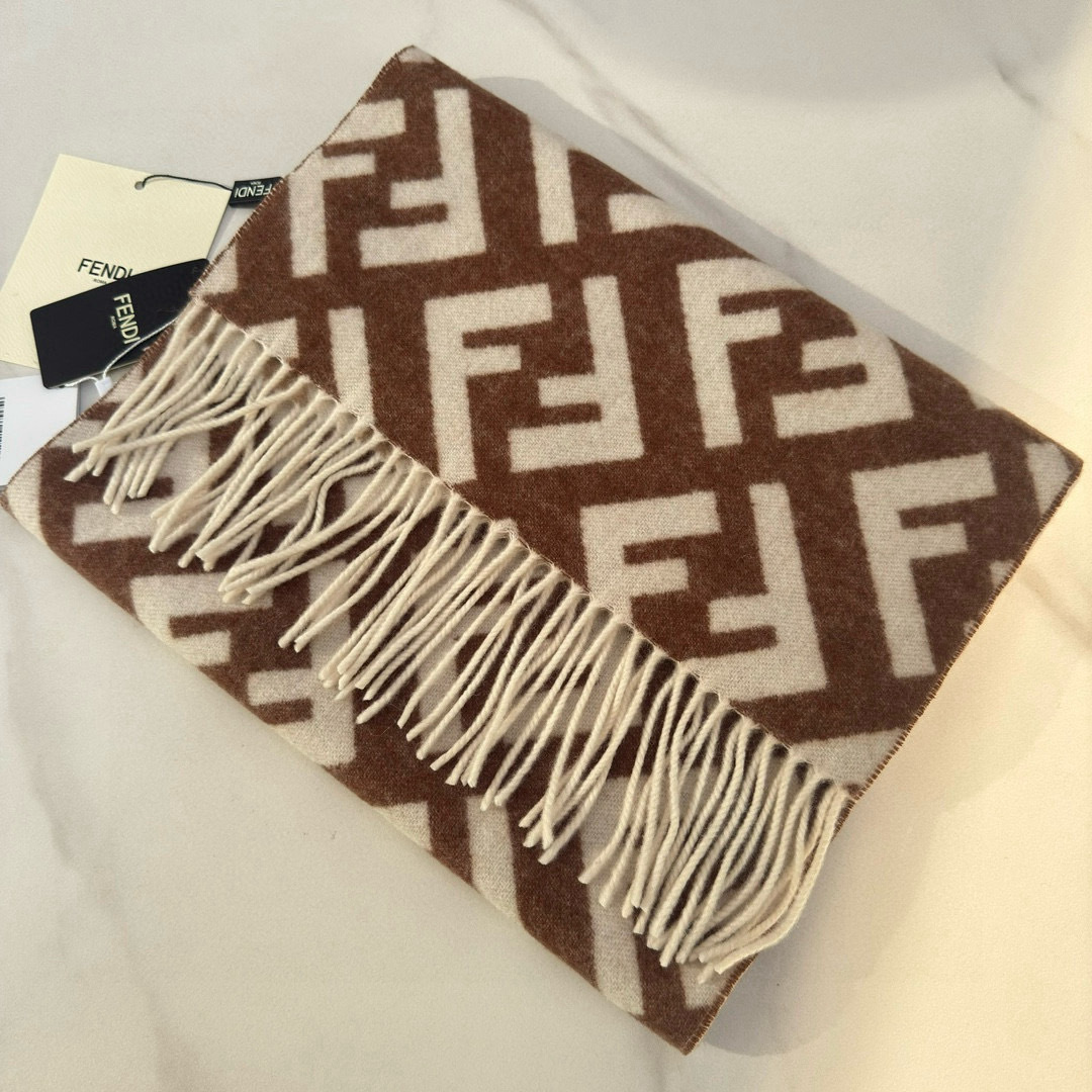 Fendi 柔软细腻的双面风格 FF 提花渐变 柔软的羊毛和羊绒材质 来自Stefano Pilati合作设计系列