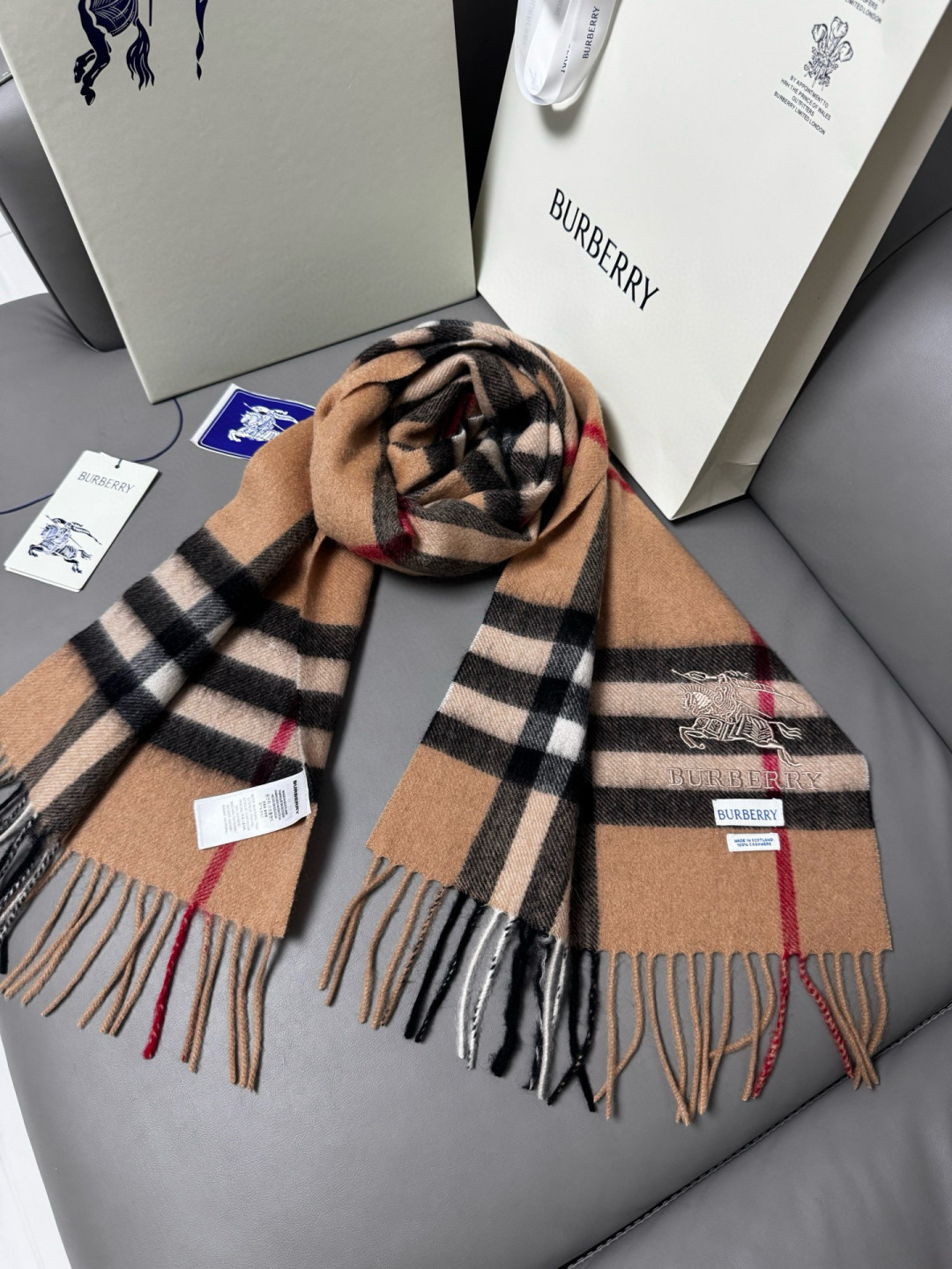 Burberry 巴宝莉 怒推走量 战马格纹围巾 100%羔羊绒 非常保暖 柔软亲肤 不扎脖 万年 格纹