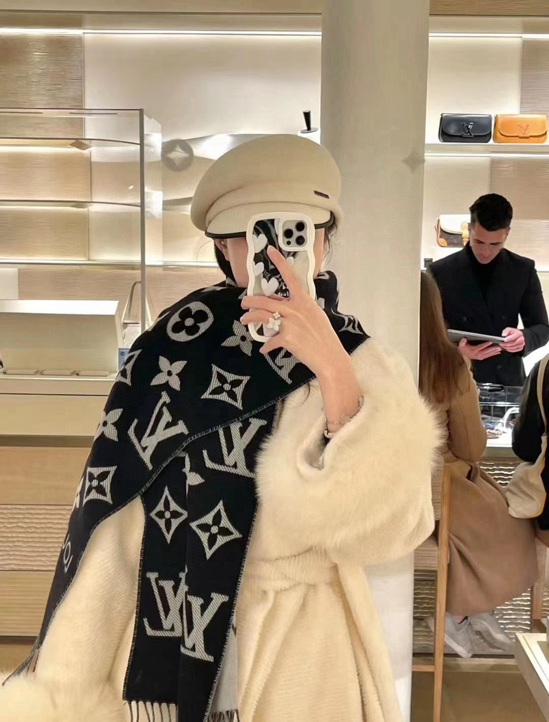 NO:714798,Lujia’s most popular pink and white scarf, this LVEssential scarf focuses on big elements, using Monogram pattern and Louis Vuitton logo to declare the brand heritage, with soft tassel trim, making it a casual choice besides Reykjavik scarf. 186x34 cm (length x height) wool tassel trim Monogram pattern high version scarf, high version scarf, louis vuitton, louis vuitton, louis vuitton, louis  vuitton19860909驴家热度最高的嫩粉拼白围巾本款LVEssential围巾聚焦大元素,以Monogram图案和路易威登标识宣示品牌底蕴,搭配柔美流苏饰边,成就Reykjavik围巾之外的闲适之选. 186x34厘米(长度x高) 羊毛流苏饰边 Monogram图案高版本围巾,高版本围巾,louis vuitton,louis vuitton,louis vuitton,louis vuitton,scarf