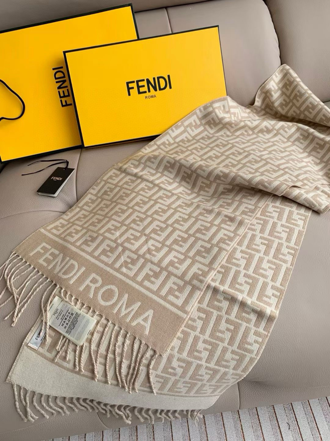 Fendi Fendi今年最火的围巾 全世界都在抢的老花FF字母款 主打的限量大 ‼ 也是有钱也很难买到的好玩意儿‼ 正儿八经的好东西