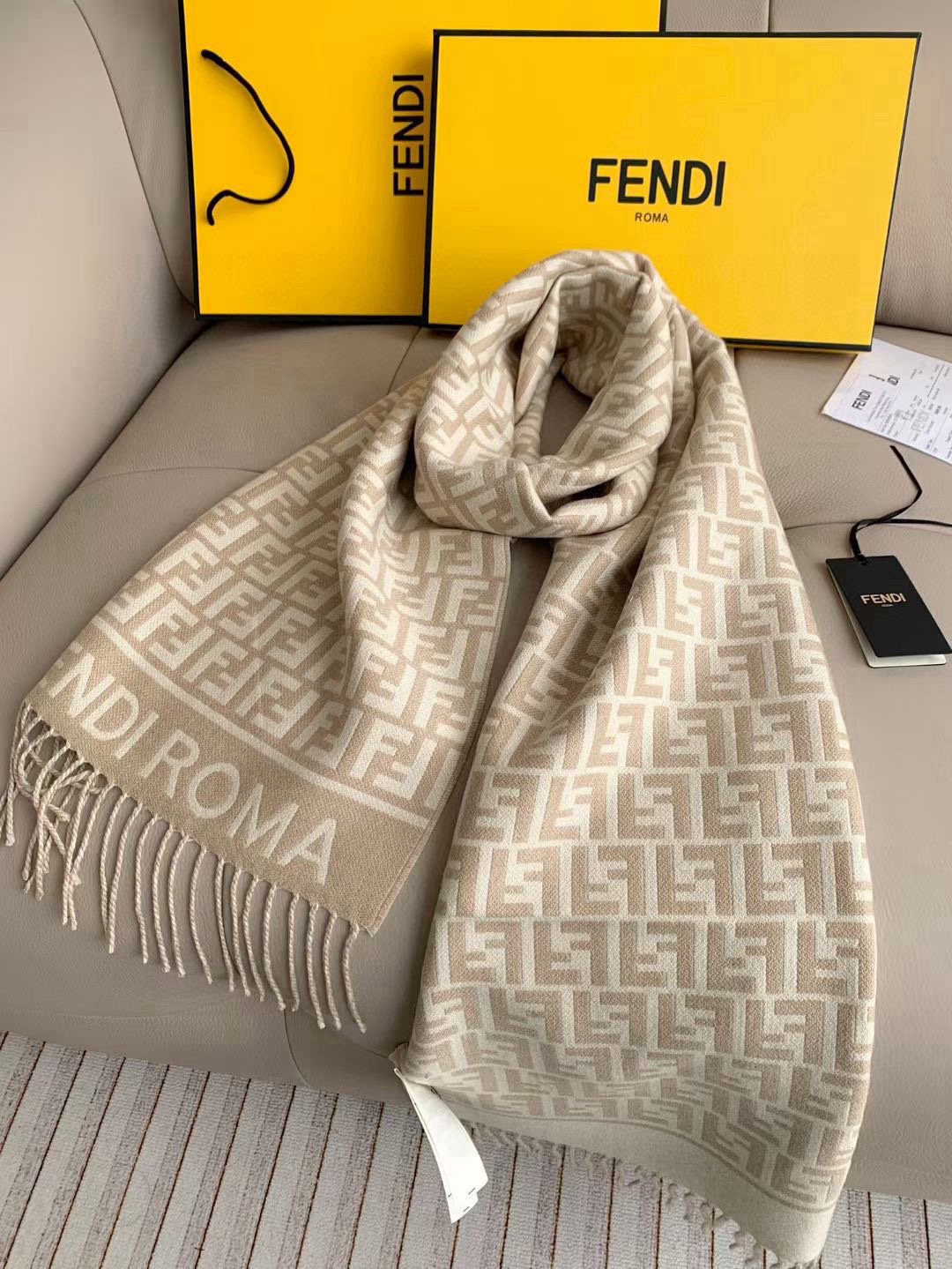 Fendi Fendi今年最火的围巾 全世界都在抢的老花FF字母款 主打的限量大 ‼ 也是有钱也很难买到的好玩意儿‼ 正儿八经的好东西