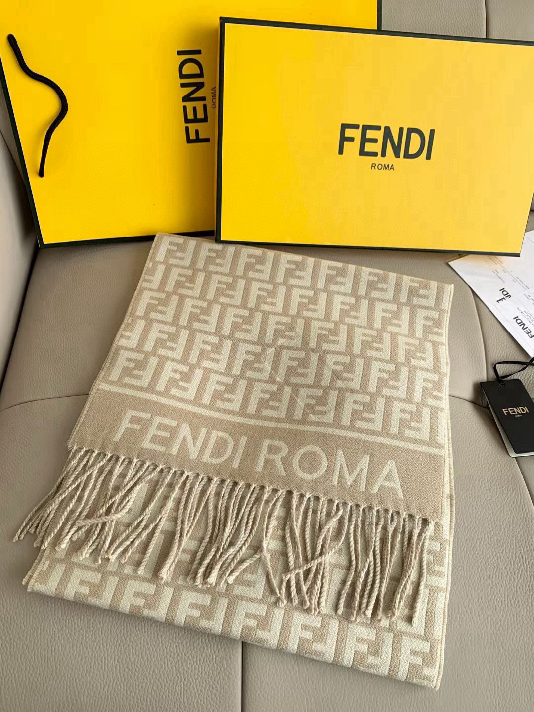 Fendi Fendi今年最火的围巾 全世界都在抢的老花FF字母款 主打的限量大 ‼ 也是有钱也很难买到的好玩意儿‼ 正儿八经的好东西