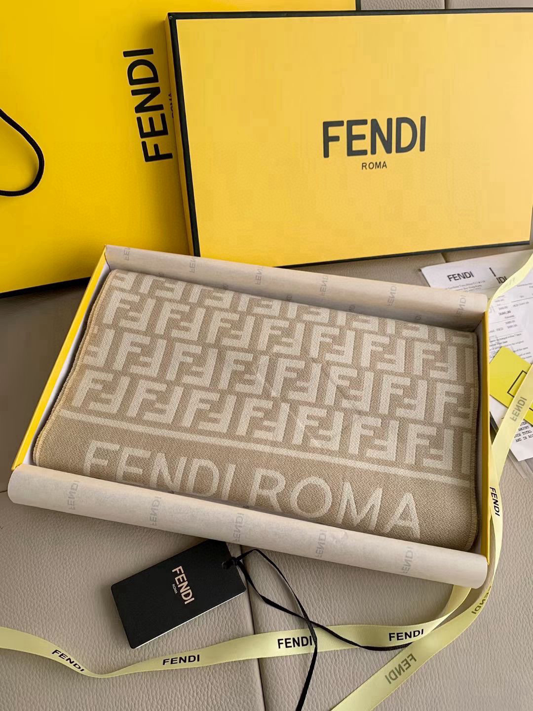 Fendi Fendi今年最火的围巾 全世界都在抢的老花FF字母款 主打的限量大 ‼ 也是有钱也很难买到的好玩意儿‼ 正儿八经的好东西