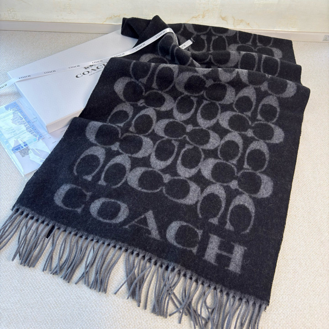 Coach 蔻驰 标志大尺寸围巾 都在抢货的节奏 【高端 尾单全套辅料齐全】Coach C字母太 了吧 不仅有颜值还有品质