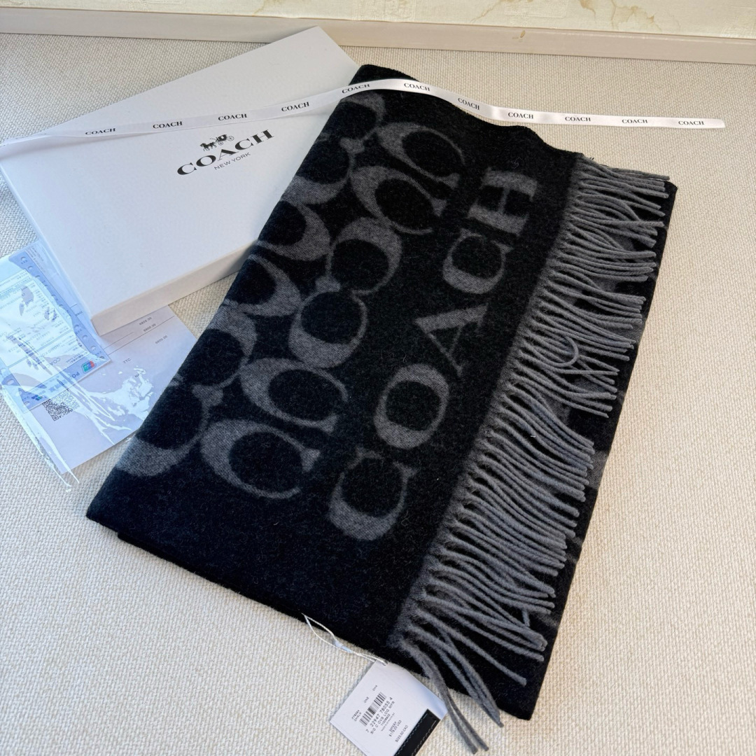 Coach 蔻驰 标志大尺寸围巾 都在抢货的节奏 【高端 尾单全套辅料齐全】Coach C字母太 了吧 不仅有颜值还有品质