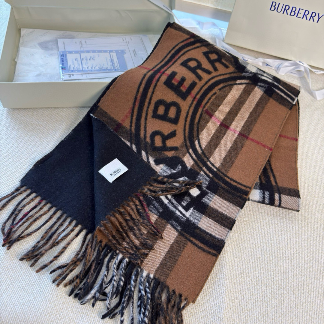 Burberry 一面是 羊绒格子 一面是徽章字母Logo 完全等于2条围巾‼ 的新款 非常厚实保暖‼ 织造太复杂