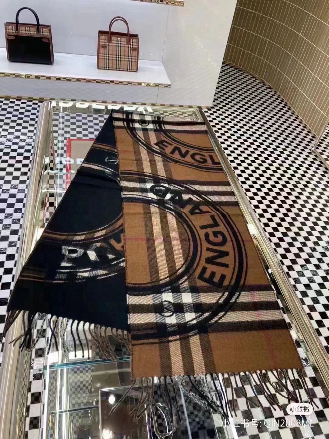 Burberry 一面是 羊绒格子 一面是徽章字母Logo 完全等于2条围巾‼ 的新款 非常厚实保暖‼ 织造太复杂
