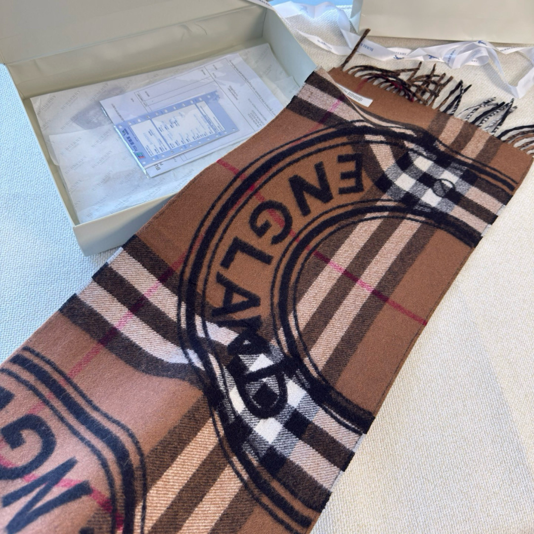 Burberry 一面是 羊绒格子 一面是徽章字母Logo 完全等于2条围巾‼ 的新款 非常厚实保暖‼ 织造太复杂