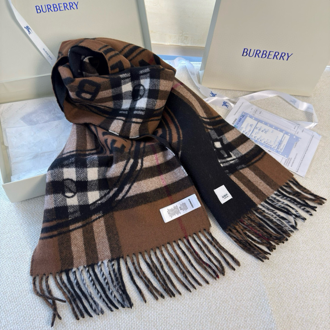 Burberry 一面是 羊绒格子 一面是徽章字母Logo 完全等于2条围巾‼ 的新款 非常厚实保暖‼ 织造太复杂