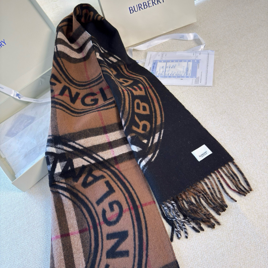 Burberry 一面是 羊绒格子 一面是徽章字母Logo 完全等于2条围巾‼ 的新款 非常厚实保暖‼ 织造太复杂