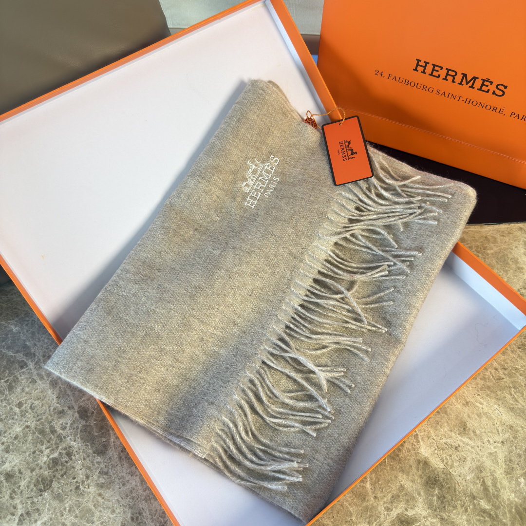 Hermès ▪Hermes · 爱马仕羊绒双面围巾 大H难得一见的温柔配色 低调又不失优雅 重点推荐 双面配色