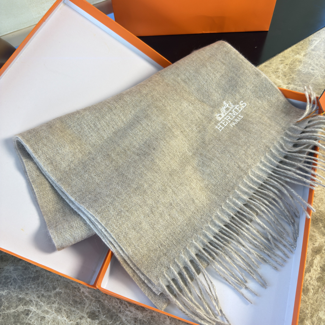 Hermès ▪Hermes · 爱马仕羊绒双面围巾 大H难得一见的温柔配色 低调又不失优雅 重点推荐 双面配色
