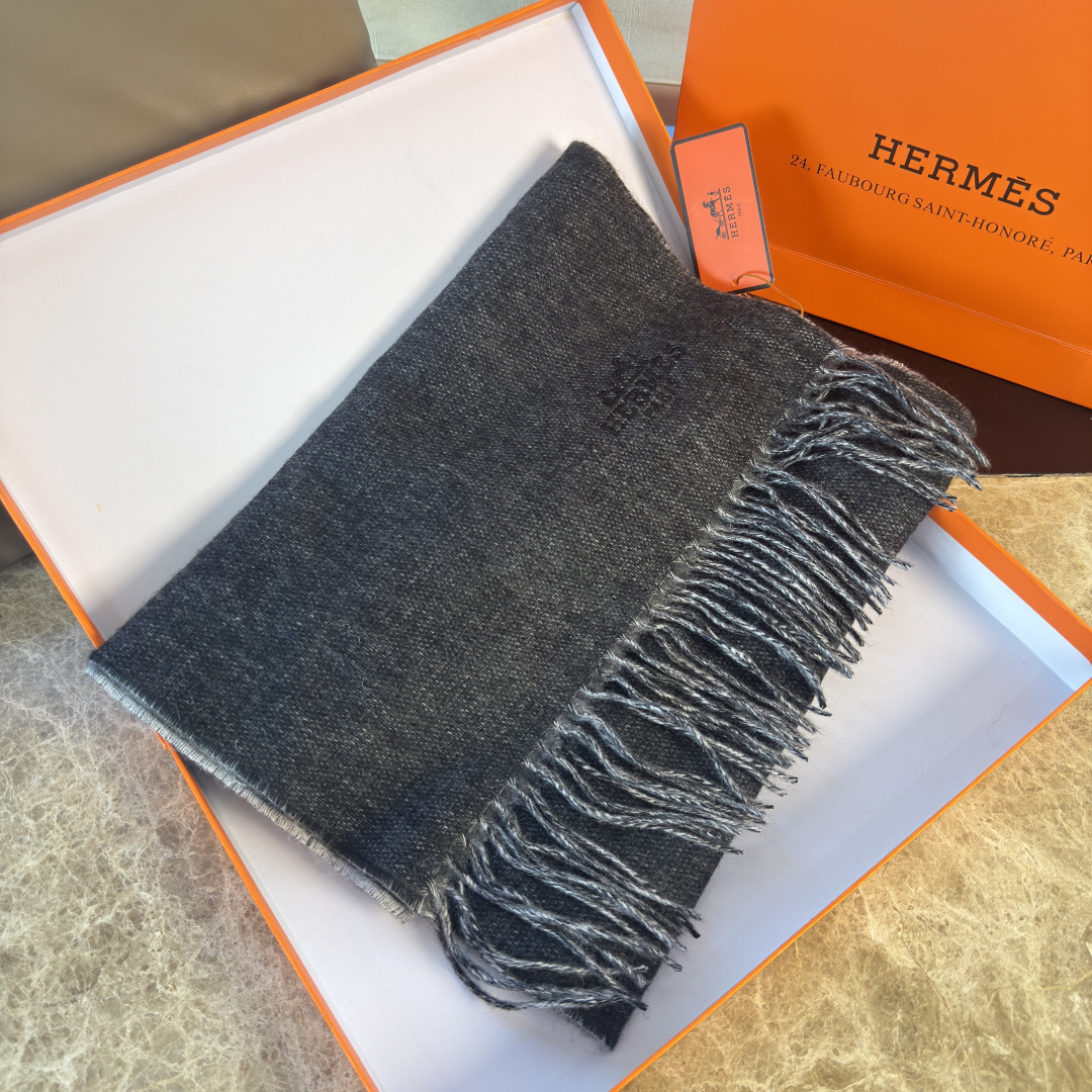 Hermès ▪Hermes · 爱马仕羊绒双面围巾 大H难得一见的温柔配色 低调又不失优雅 重点推荐 双面配色