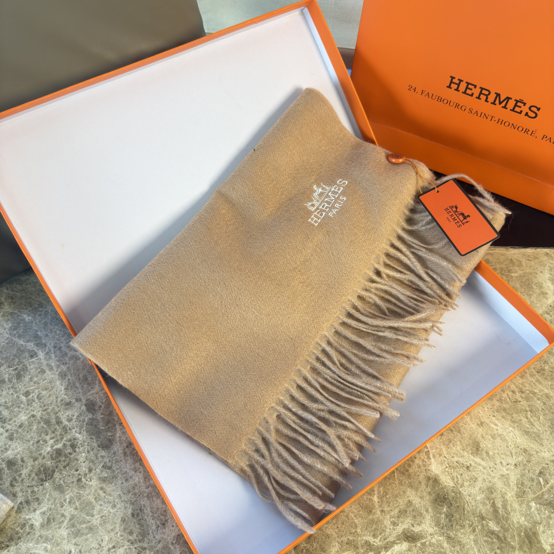 Hermès ▪Hermes · 爱马仕羊绒双面围巾 大H难得一见的温柔配色 低调又不失优雅 重点推荐 双面配色