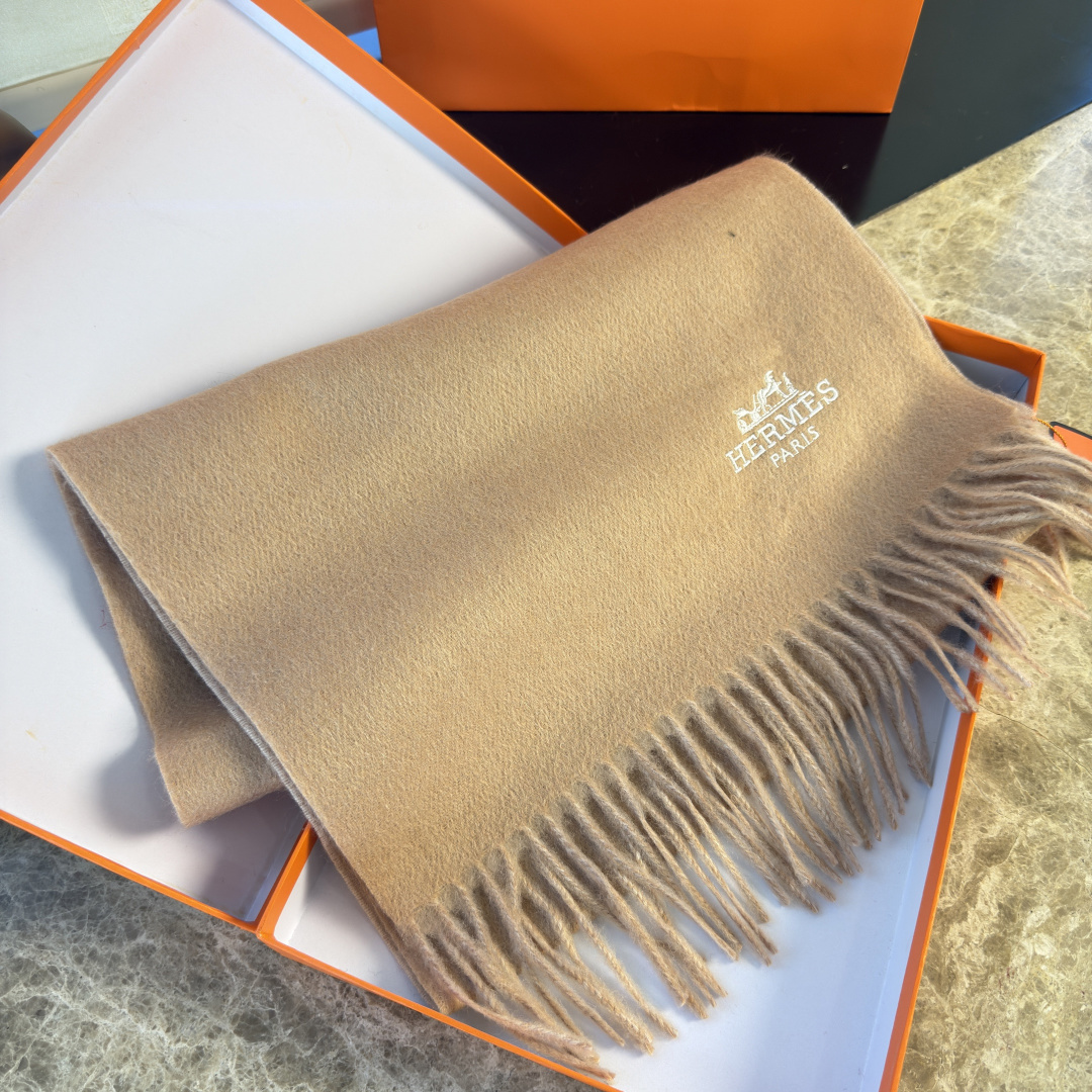 Hermès ▪Hermes · 爱马仕羊绒双面围巾 大H难得一见的温柔配色 低调又不失优雅 重点推荐 双面配色