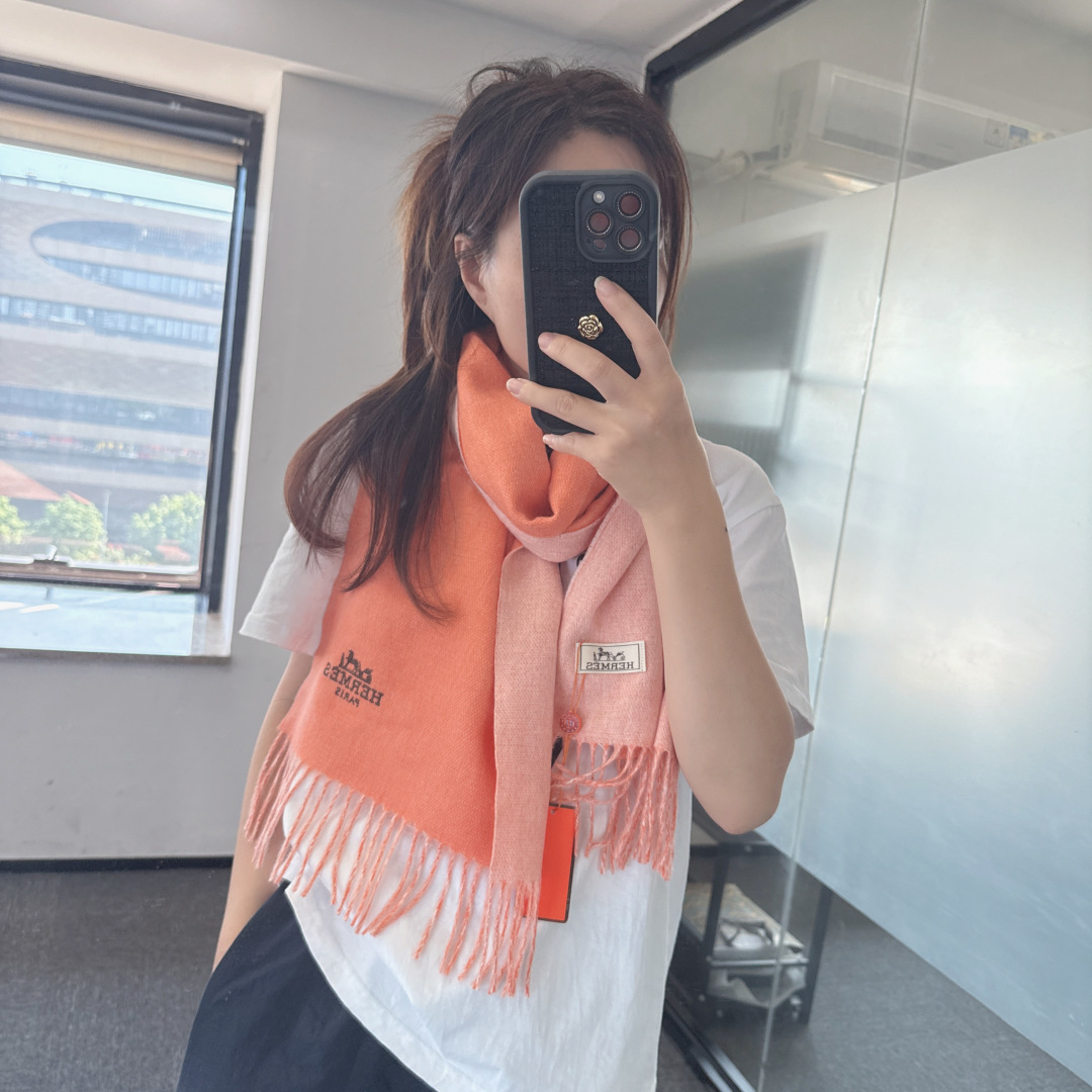 Hermès ▪Hermes · 爱马仕羊绒双面围巾 大H难得一见的温柔配色 低调又不失优雅 重点推荐 双面配色