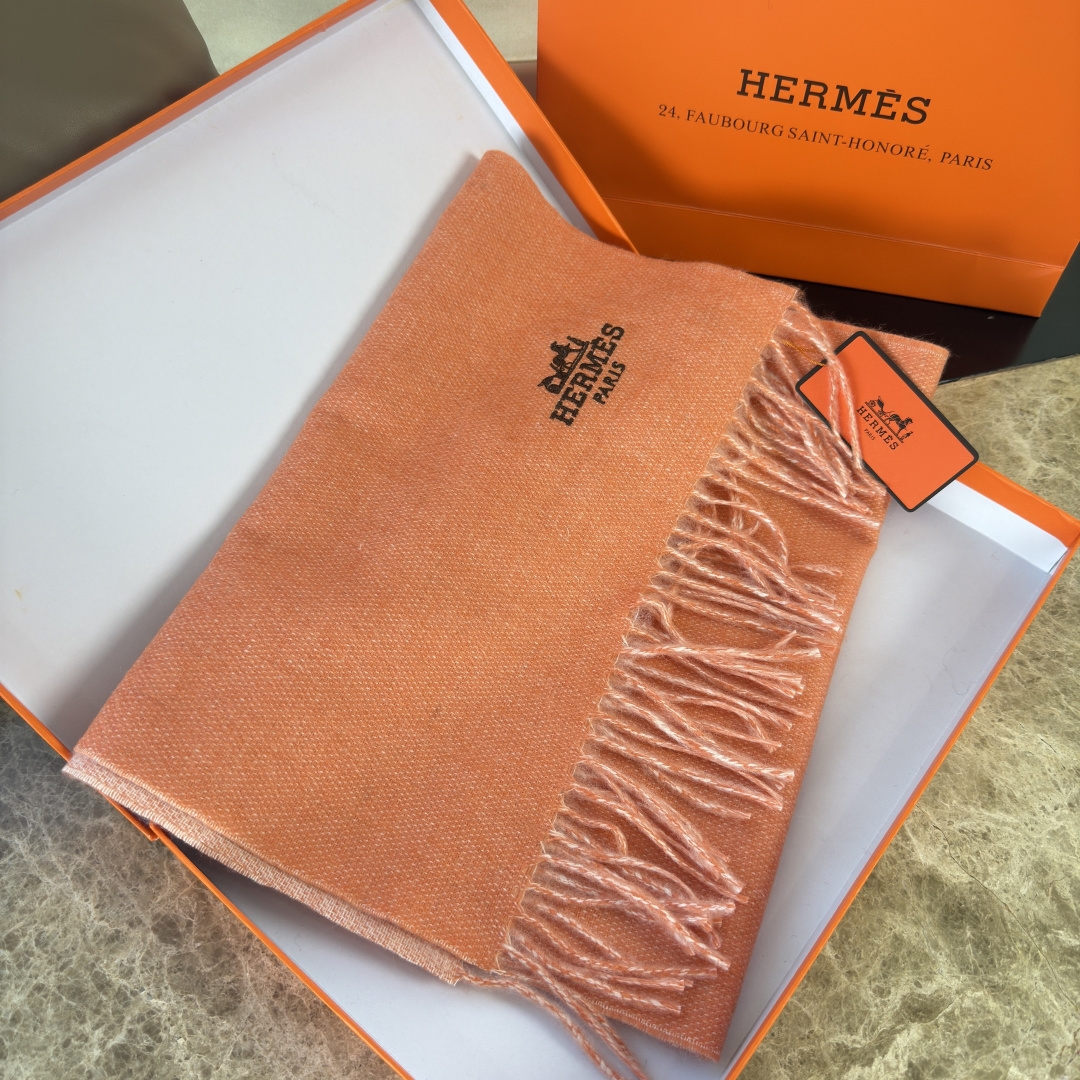 Hermès ▪Hermes · 爱马仕羊绒双面围巾 大H难得一见的温柔配色 低调又不失优雅 重点推荐 双面配色
