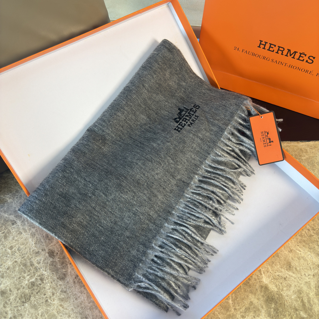 Hermès ▪Hermes · 爱马仕羊绒双面围巾 大H难得一见的温柔配色 低调又不失优雅 重点推荐 双面配色