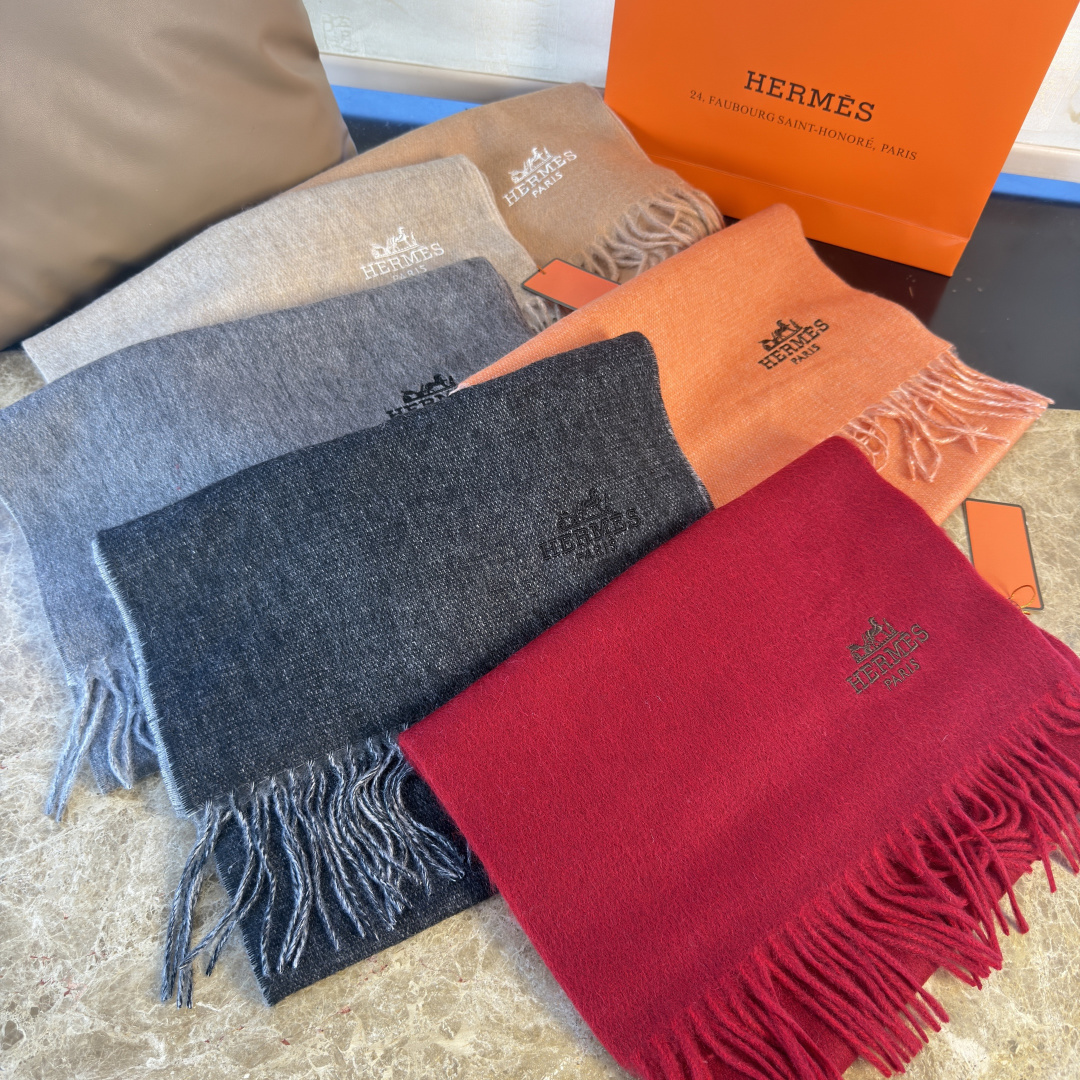 Hermès ▪Hermes · 爱马仕羊绒双面围巾 大H难得一见的温柔配色 低调又不失优雅 重点推荐 双面配色