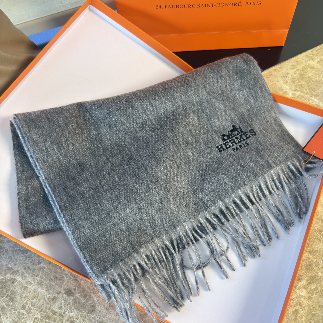 Hermès ▪Hermes · 爱马仕羊绒双面围巾 大H难得一见的温柔配色 低调又不失优雅 重点推荐 双面配色