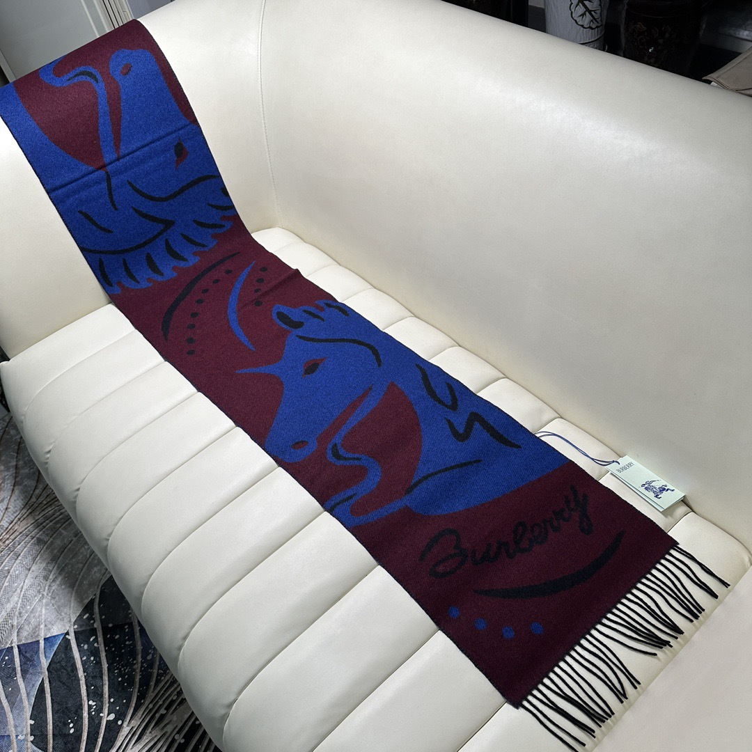 Burberry 情侣搭配色特高级，‼ 可遇不可求的王炸级单品
