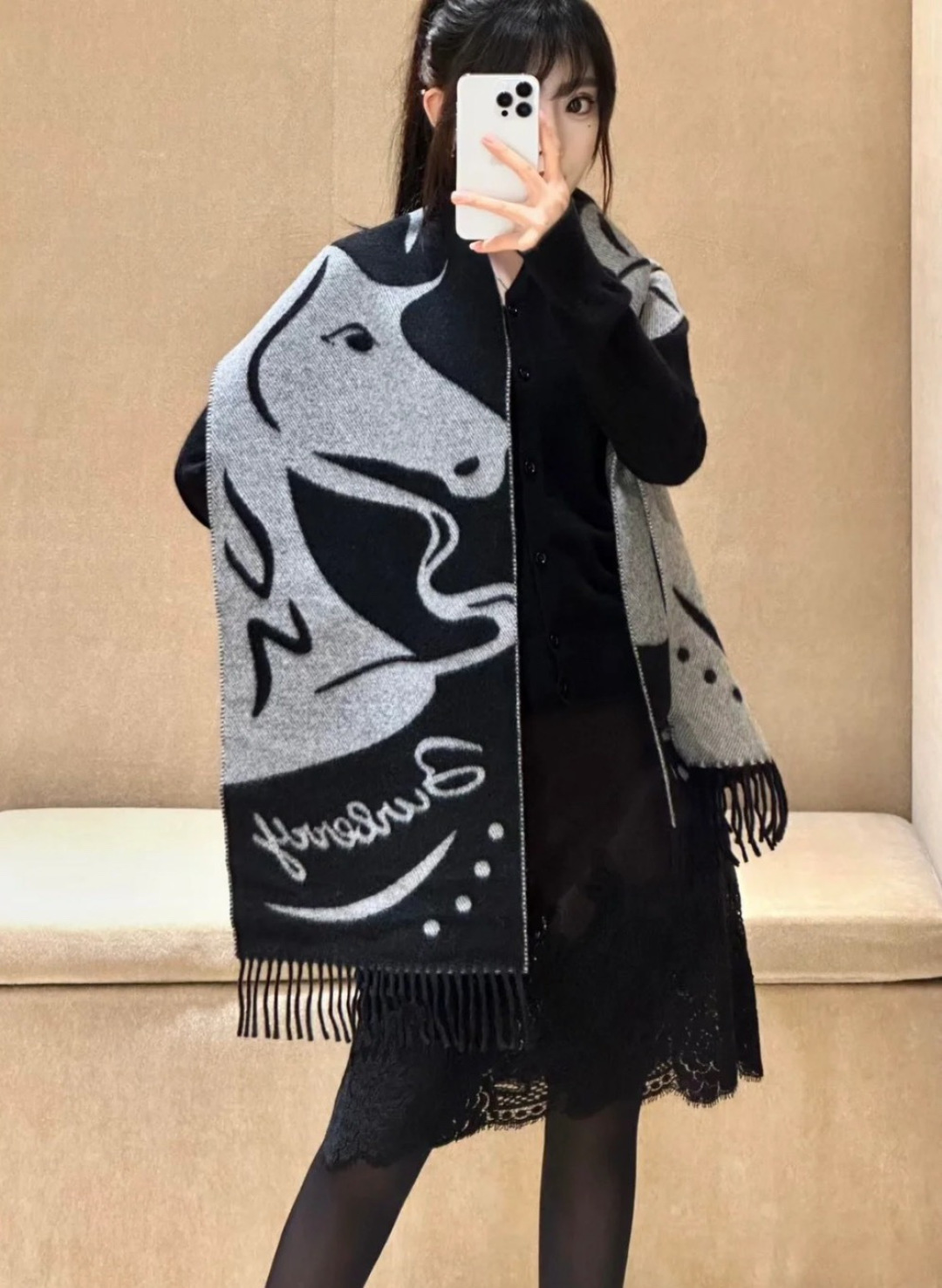 Burberry 情侣搭配色特高级，‼ 可遇不可求的王炸级单品