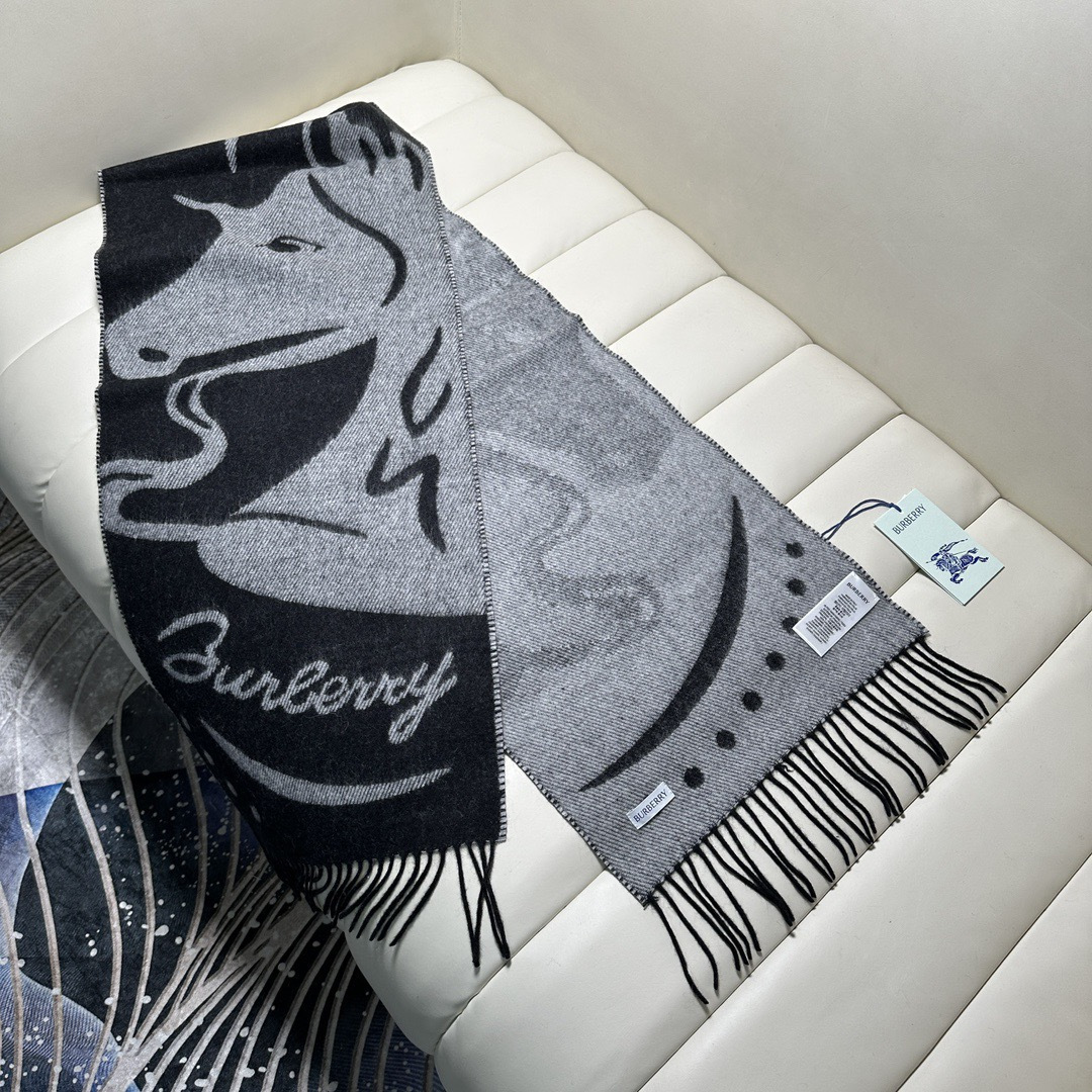 Burberry 情侣搭配色特高级，‼ 可遇不可求的王炸级单品
