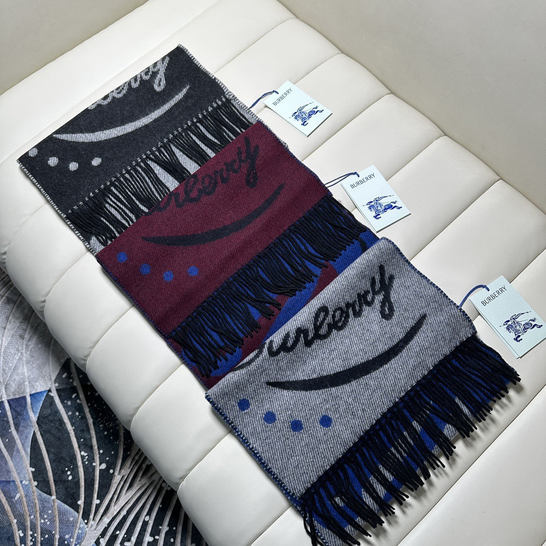 Burberry 情侣搭配色特高级，‼ 可遇不可求的王炸级单品