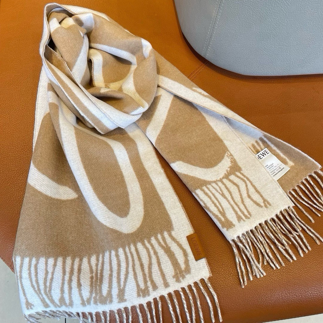 Loewe 罗意威很幸運拿到這個品牌的東西 真的不多見 很少在國內做訂單 款式真的少的可怜 羅意威作為西班牙