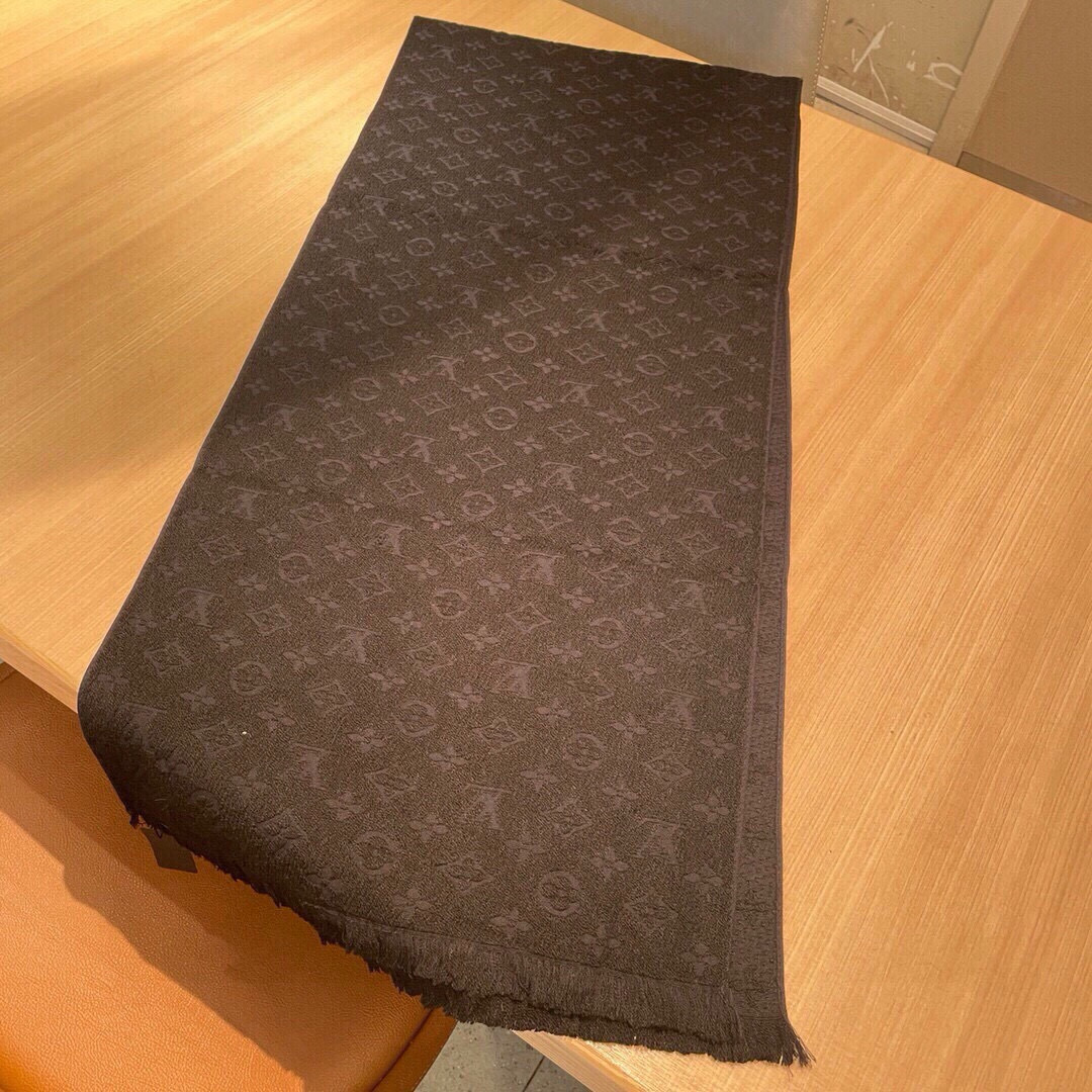 Burberry 中意非常稳 ▪ 我们的男款围巾且买且珍惜~~男款真的很少 一年也就出几款 都是出口订单所以比较难遇