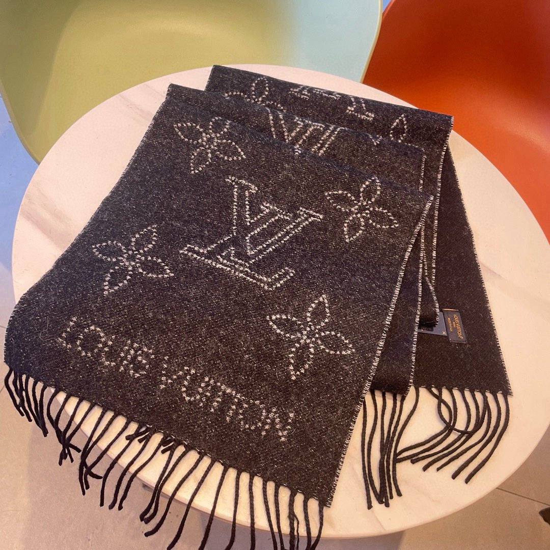 Louis Vuitton Vuitton新款双面围巾，Mahina Flight Mode 围巾一面采用提花工艺织就