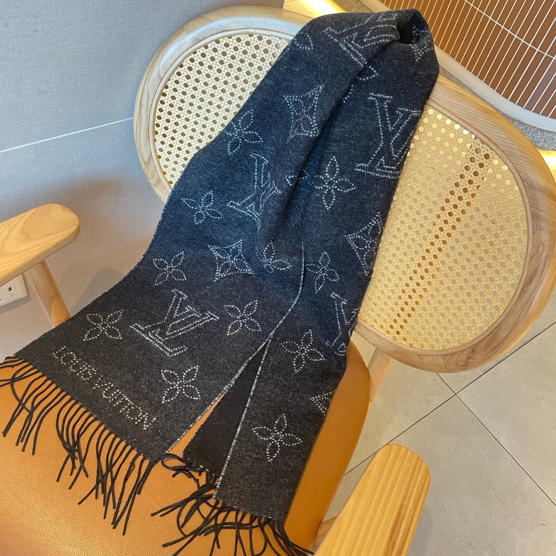 Louis Vuitton Vuitton新款双面围巾，Mahina Flight Mode 围巾一面采用提花工艺织就